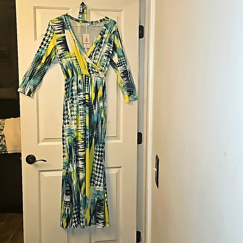 Ethan & Cocoa woman's 3/4 sleeve, v-neck, maxi dress. New with tags, size large,